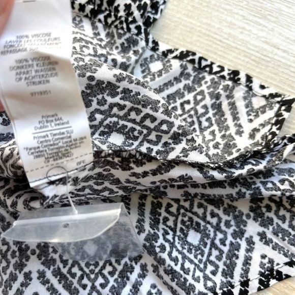 𝅺Atmosphere Ikat Print Cap Sleeve Top | Black/White Size 10‎ - Picture 6 of 9